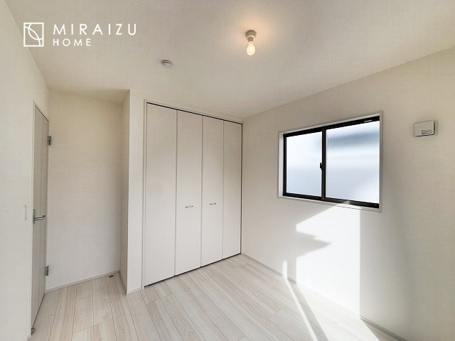 【洋室】 | 暮らしやすさを考えたプランで快適な現地ロケーションを実現。安らぎに満たされる、ゆとりのある日々を過ごせます♪