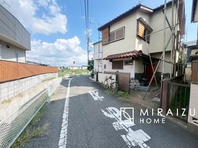 【外観】 | 青く澄み渡った綺麗な空と、陽の光をたっぷりと受ける、そんな新築住宅で新生活をスタートしてみませんか？見学・ご相談等、ミライズホーム(株)までお気軽にご連絡下さい。