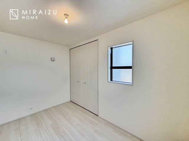 【洋室】 | 日当たりの良いお家は嬉しいですよね。それぞれ価値観が分かれる箇所です、実際に内覧して日当たりの心地よさをご体感下さいね♪