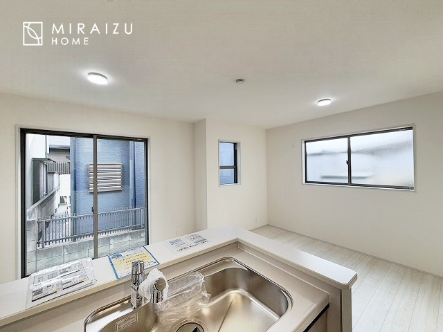 【居間・リビング】 | プライバシー性と開放感を高める住環境。陽当たりの良い開かれたロケーションを活かし、心地よい暮らしをプランニング