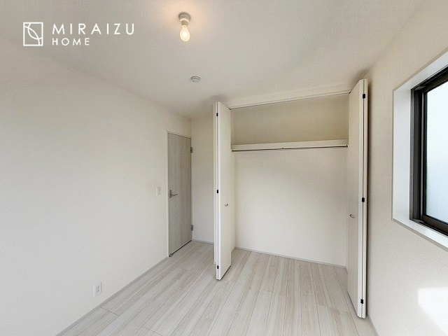 【洋室】 | 暮らしやすさを考えたプランで快適な現地ロケーションを実現。安らぎに満たされる、ゆとりのある日々を過ごせます♪