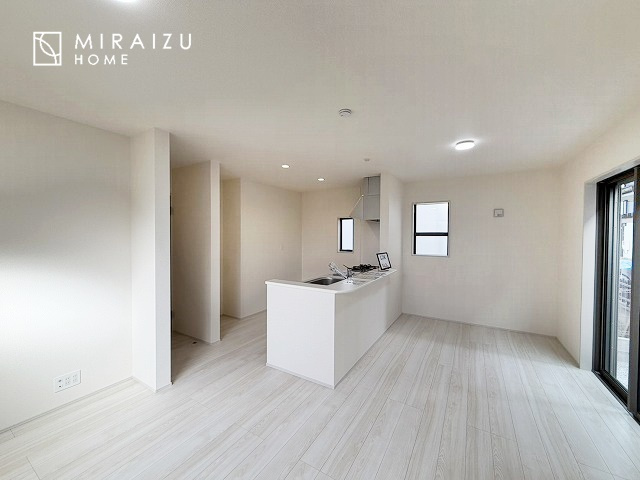 【居間・リビング】 | お子さんが宿題をしたり、ちょっとした作業もできる、家族みんながそれぞれの時間を過ごせるリビングです。