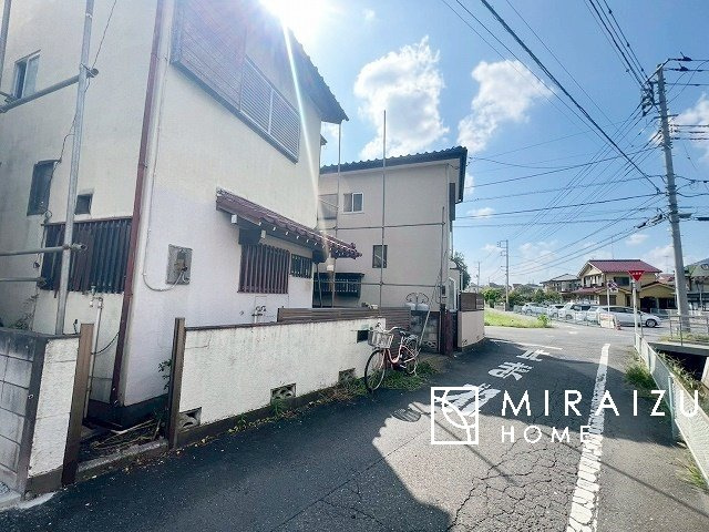 【外観】 | 陽当たりが心地の良いリビング空間です。日中はカーテンを開けて自然な光を取り込みリラックスして過ごしたいですね、照明器具もセンスの良いものを使いたいですね。