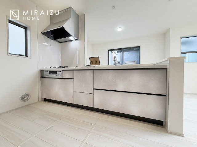 【キッチン】 | 収納に様々な工夫がされていて出しやすく片付けやすい、散らかりにくいキッチンになっています！人工大理石の天板や深型シンクなど、デザイン性と機能性を兼ね備えているので見せたいキッチンになっています。