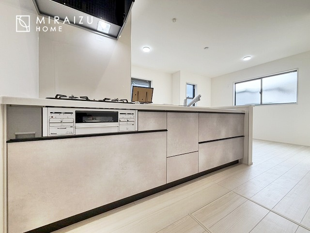 【キッチン】 | 広々としたキッチンは大きな深型シンク、3口コンロ、換気扇、大きなお鍋から小物まで取り出しやすさを考えられた引き出し収納の付いたシステムキッチンです。