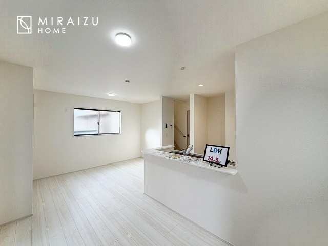 【居間・リビング】 | 収納力と機能性を備えたシステムキッチン。圧力鍋や大きなフライパンなどの調理器具から調味料など幅広く収納し、お料理のしやすいつくりになっています。