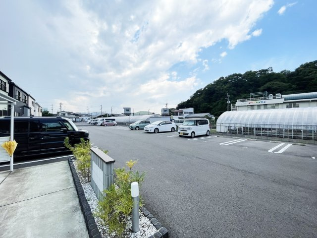 ハピネスの駐車場