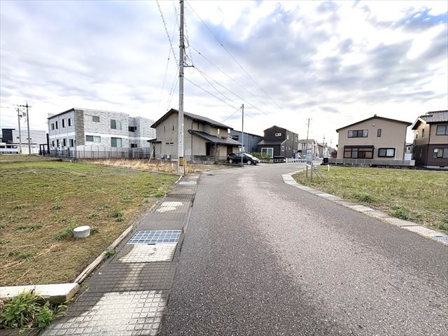 【前面道路含む現地写真】の画像