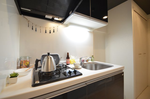 中崎町ハイツのキッチン|2口ガスコンロのシステムキッチンです