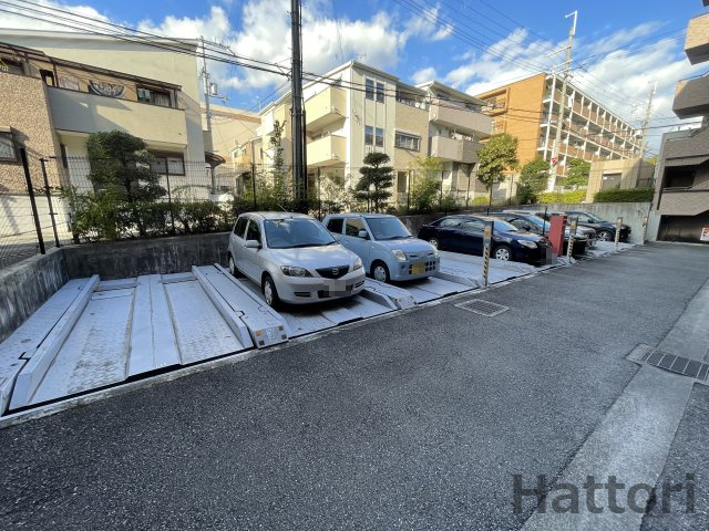 プレステージ上山手の駐車場