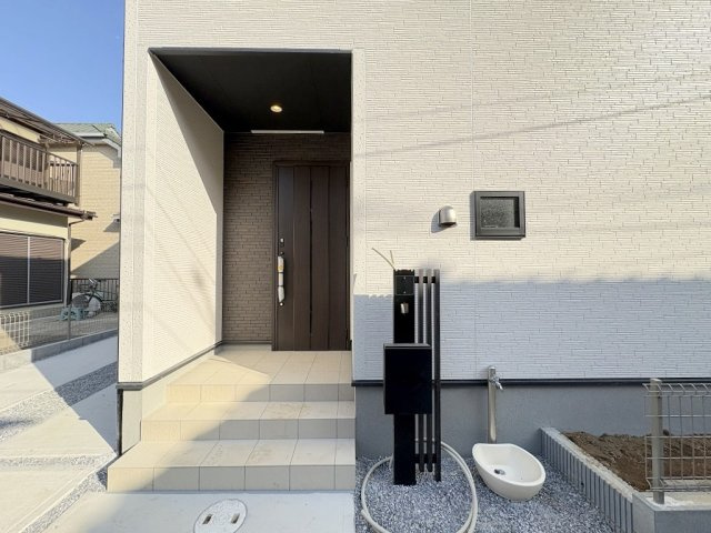三郷市戸ケ崎1丁目　新築戸建　全1棟のエントランス|外水道付きで便利です