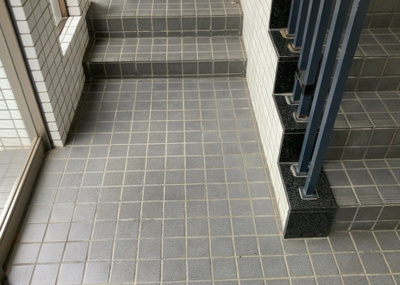 【エントランス】 | 朝日プラザ相模大野 | マンションのエントランスには、もともと風よけや防犯の役割がありますが、マンションによって宅配ボックスなどの設備が備わっている所もあります。日々の生活をイメージしながら生活しやすさをチェックしましょう。