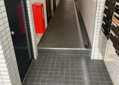 【ロビー】 | 朝日プラザ相模大野 | ラウンジは、マンションの共用スペースに椅子やテーブルなどを配置した利用者が寛げる空間です。屋内型ラウンジと屋外型ラウンジがあります。共用部分の管理状況と合わせて、詳細については現地でご確認ください。