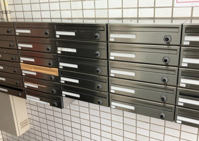 【設備】 | 朝日プラザ相模大野 | エントランス付近に設置されている集合ポストは、住んでいる部屋と離れているため、ポストをあさるなど誰かに何かされていても被害に気づきにくいです。入居する時には他人に特定されにくい番号で鍵をかけましょう！
