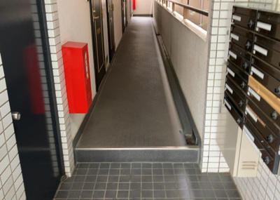 【ロビー】 | 朝日プラザ相模大野 | ロビーというと、エントランスと何がちがうの？と思いますよね。実はロビーとエントランスには明確な決まりはありません。物件によっては、エントランスを入って広がるある程度の広さのある空間がロビーとなります。