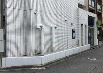 【外観】 | 朝日プラザ相模大野 | 隣家の土地はどうなっているのか、生活利便施設が近くにあるのか、学校まで近いかなど、お客様のライフスタイルにあわせたイメージが重要です。また、近くにあると困る施設が近くにないかも確認するといいでしょう。