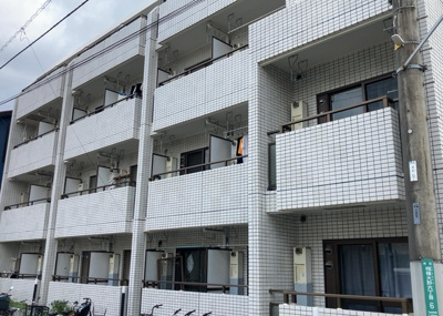 【現況写真】 | 朝日プラザ相模大野 | 道幅が広い場所は日当たりや風通が良好です。幅が広いのですれ違いも可能ですし大きな車でも駐車可能！一方で、大型車が通ることも多くなるため交通量の増加により騒音に繋がります。また土地の値段が高くなります。