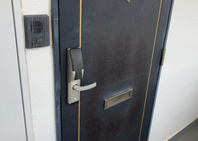 【玄関】 | 朝日プラザ相模大野 | 玄関は家の顔でもあり、家族以外の目にも止まる場所です。玄関は外との間を仕切る扉、靴などをしまっておく収納スペース、靴脱ぎのたたきスペース、来客とのやり取りをするドアホンなど複数のアイテムからなります。