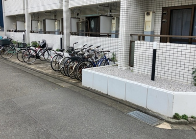 【外観】 | 朝日プラザ相模大野 | 外観はマンション管理がされているかの目安になります。築年数が古いと、壁面は劣化してひび割れが生じることも！建物が古びていても細かいところが修繕されていると、きちんと管理されているなぁと感じるでしょう。