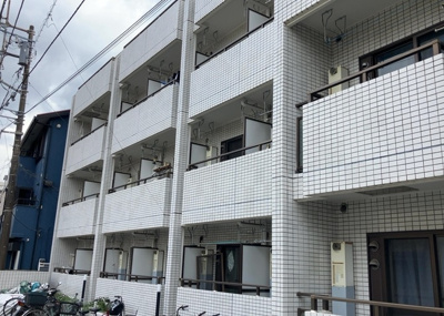 【外観】 | 朝日プラザ相模大野 | 一般的なバルコニーは、奥行1.5ｍ程ですが、ワイルドバルコニーは2ｍまで広がっています。そのため洗濯物の間隔をあけ干すことができ、乾きやすいというメリットや、ガーデニングが楽しめる等の特徴があります。