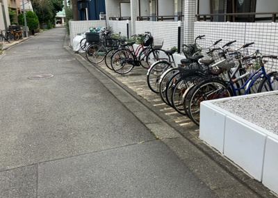 【駐車場】 | 朝日プラザ相模大野 | 車一台あたりに必要なスペースは、標準サイズの普通自動車で横幅2m50cm、長さ5mは必要になります。ただし、乗降のことも考慮して横幅3m30cm、長さ5m50cmほどは確保できるところを選びましょう。