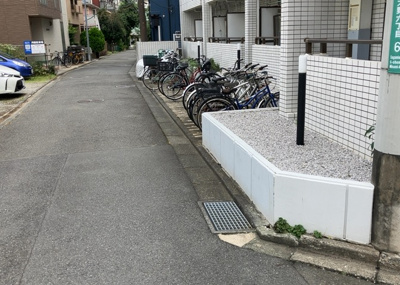 【駐車場】 | 朝日プラザ相模大野 | 駐車場と明記されていても、最小スペースでつくられた駐車場だと大型車は駐車できなかったり、出入りしにくくなったりする可能性があります。お車のサイズと購入したい物件の駐車場のサイズを現地で確認しましょう。