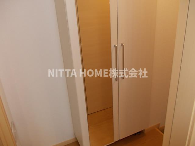 セイバリー　レジデンスの玄関|全身鏡付きのシューズボックスです＊