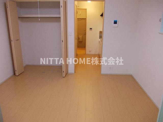 セイバリー　レジデンスの居間・リビング|照明器具設置済み＊フローリングの室内です☆