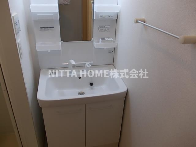 セイバリー　レジデンスの洗面所|シャワー付き洗面台で身支度はバッチリ◎