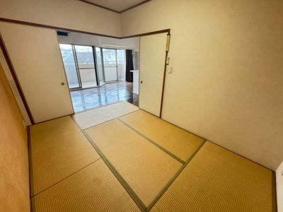 【和室】 | ファミール岸和田プレジオ | 【和室ありますよ！】一息つく時の癒しの空間や客間にも使えますね！和室はリビングに隣接してますので、繋げると広々お使い頂けますよ！来客時にも嬉しいですね♪