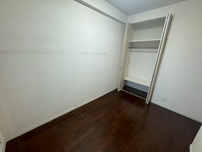 【洋室】 | ファミール岸和田プレジオ | 【全室収納有】お部屋を広く利用するために必須な収納が全室付いています♪もちろんお荷物を収納されても良しの勝手の良いクローゼットは嬉しいですね♪