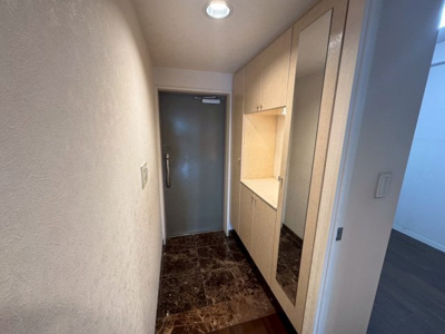 【玄関】 | ファミール岸和田プレジオ | 玄関にシューズボックスありますよ♪玄関周りもスッキリ片付きますね！