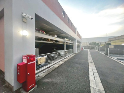 【駐車場】 | ファミール岸和田プレジオ | 敷地内駐車場空有（月額3500円～8000円）！愛車の置き場所に困りませんね♪