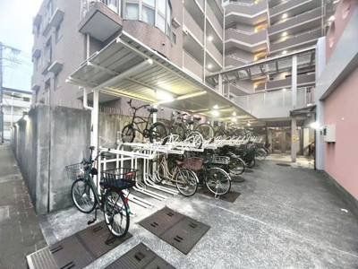 【駐輪場】 | ファミール岸和田プレジオ | 駐輪場に屋根があるので、雨の日に自転車が濡れにくく嬉しいですね♪