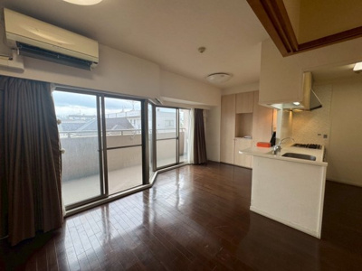 【居間・リビング】 | ファミール岸和田プレジオ | 南向き日当り良好！たっぷりの陽光に包まれる明るい住まいに気持ちも明るくなりますね♪