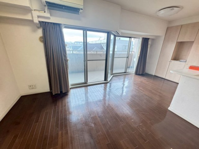 【居間・リビング】 | ファミール岸和田プレジオ | ＬＤＫ約１３．５帖♪南向きの大きな窓のあるリビングは、陽光あふれる明るい空間です♪居心地良く、ご家族皆がゆったり寛げる憩いの空間となりそうです♪