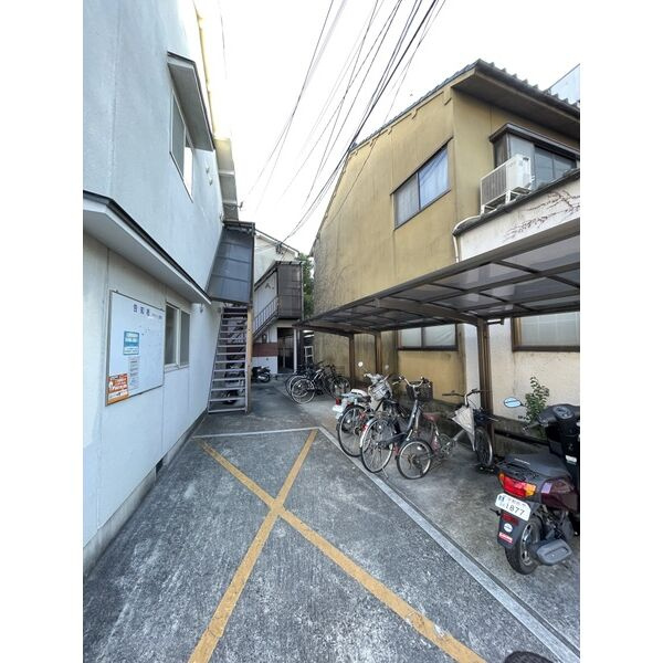 アクティ上賀茂C棟のエントランス