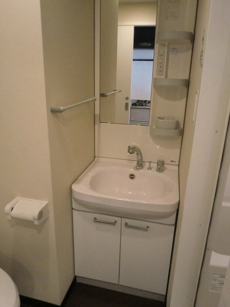 新品家具付きマンション不老町4(KaGood神奈川)の洗面所
