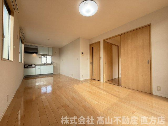 直方市大字上頓野のアパートの居間・リビング