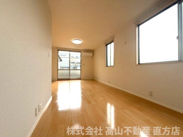 直方市大字上頓野のアパートの居間・リビング