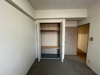 【収納】 | 神戸北町ウィルコートC棟 | 廊下にある収納です。こういう収納は便利ですね。