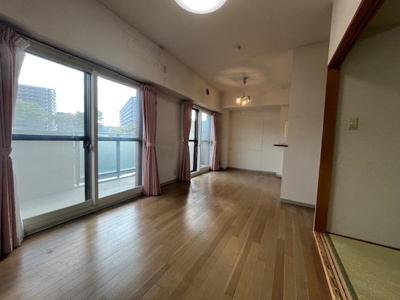 【キッチン】 | 神戸北町ウィルコートC棟 | カウンターキッチンなのでリビングのご家族とのコミュニケーションが取れます。