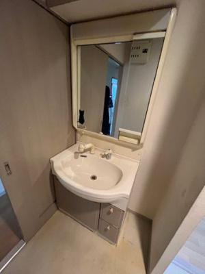 【ランドリースペース】 | 神戸北町ウィルコートC棟 | 洗面スペースが広いので便利です。またキッチンから導線がつながっているので家事の時短になります。