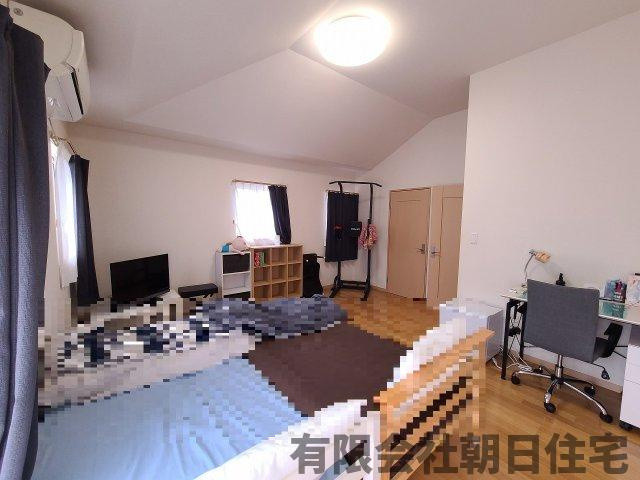 【洋室】 | 東出雲町揖屋中古戸建 | 天井が高く広くて明るい洋室です