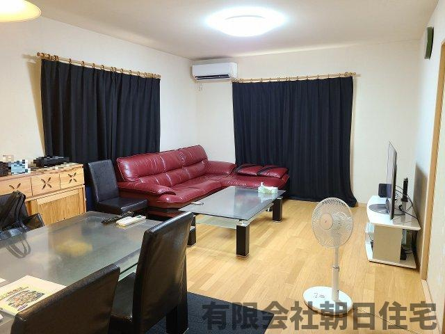 【居間・リビング】 | 東出雲町揖屋中古戸建 | こちらの居間で趣味の時間をお楽しみください