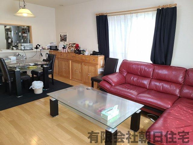 【居間・リビング】 | 東出雲町揖屋中古戸建 | ゆったりとしたリビングです