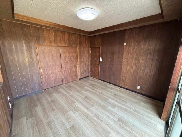 西保町戸建の洋室