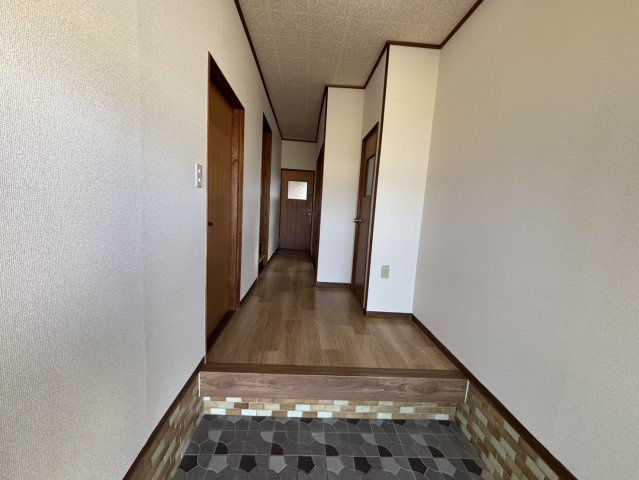 西保町戸建の玄関