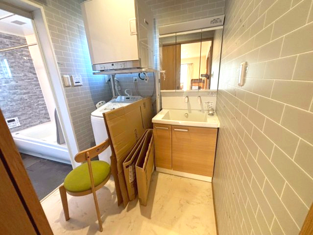 玉里団地2丁目　中古戸建ての洗面所|三面鏡洗面化粧台のある洗面所です。