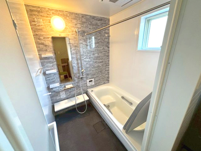 玉里団地2丁目　中古戸建ての浴室|浴室暖房乾燥機付きのシステムバスルーム。